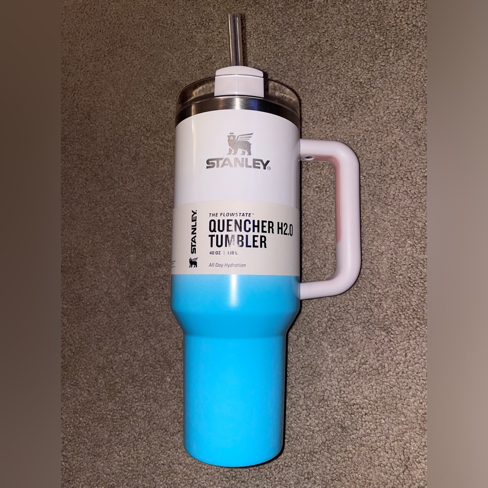 BNWT Limited Edition Pool Ombré Stanley 40 oz.